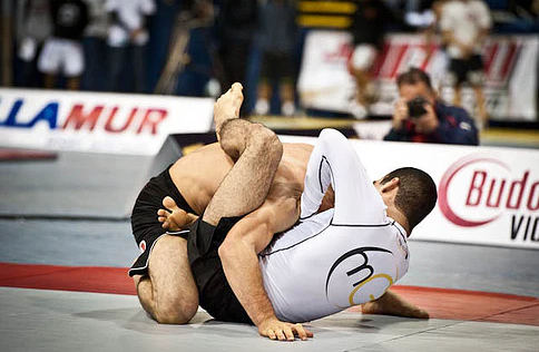 High-elbow guillotine